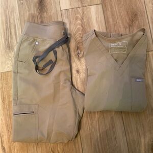 Figs Zamora jogger small and one pocket small top - set wrong size purchased